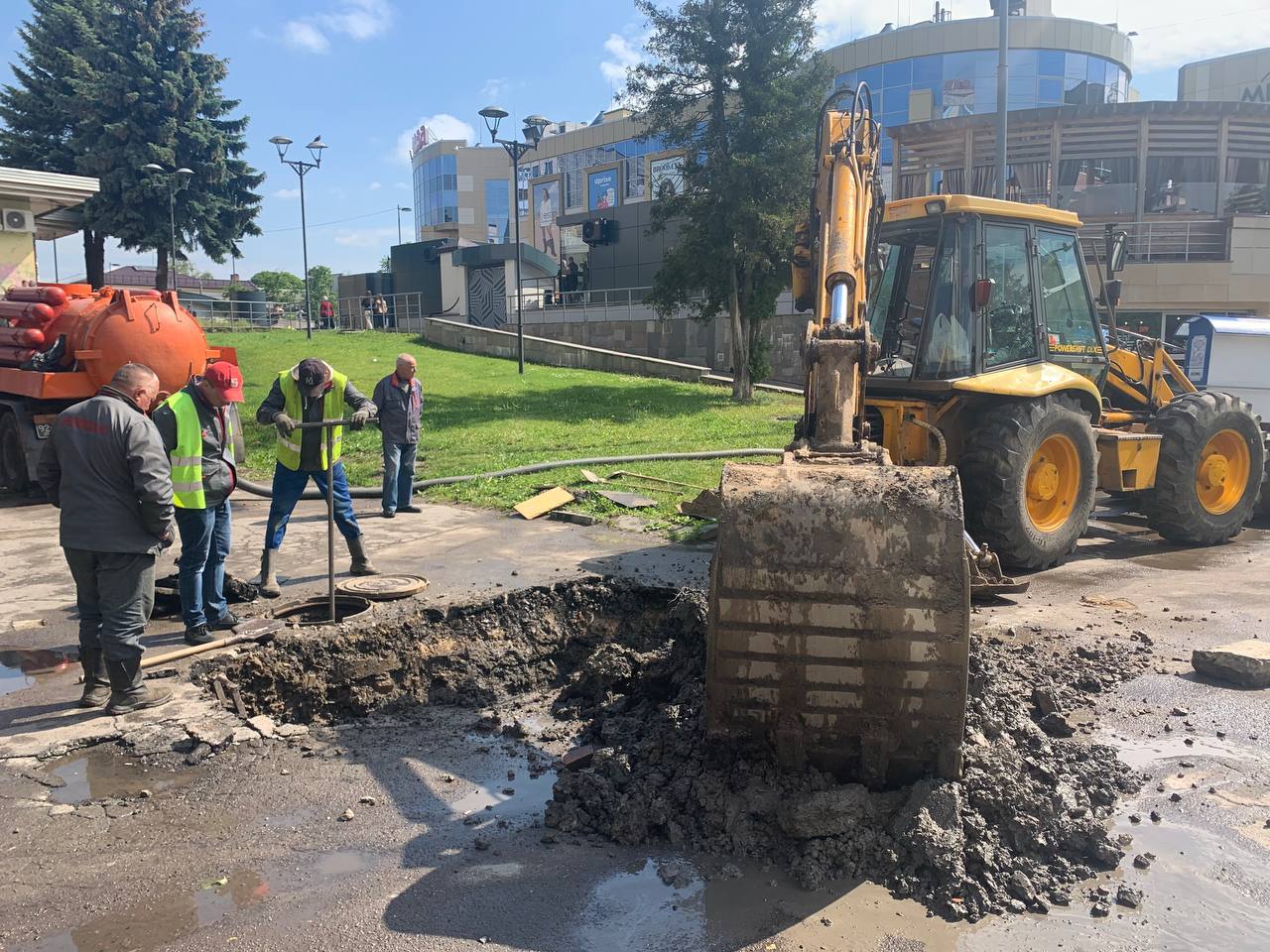 Два будинки у центрі Рівного опинилися без води через аварію