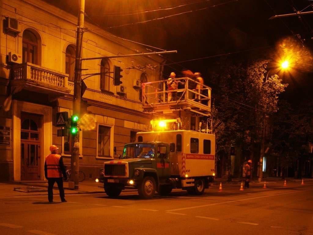 Бригади “Рівнеелектроавтотранс” уночі оновлюють контактну мережу  Бригади “Рівнеелектроавтотранс” уночі оновлюють контактну мережу