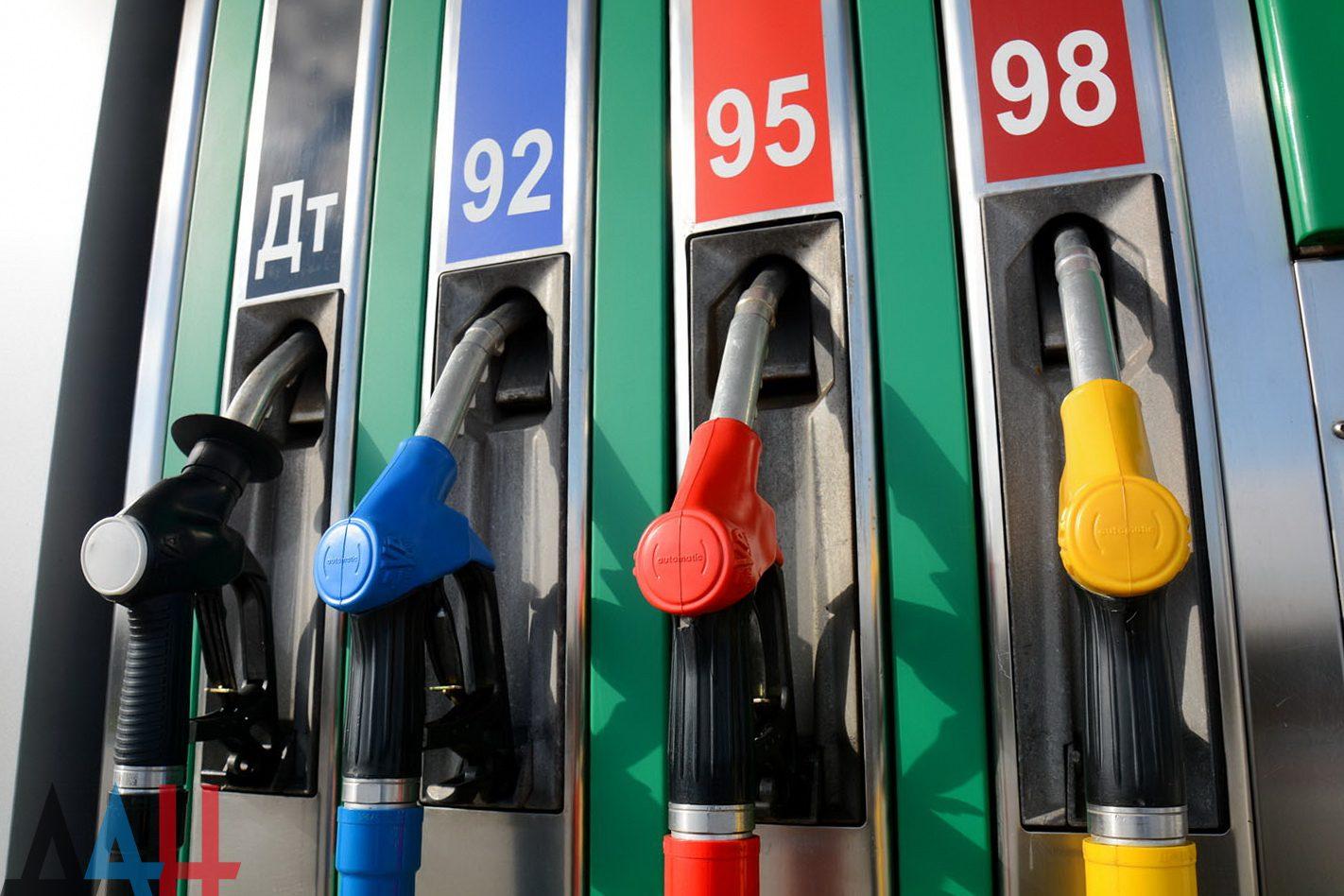 У Рівному на АЗС на вулиці Пирогова продають бензин за готівку