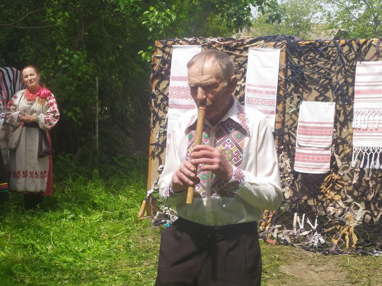 На Рівненщині живе унікальний музикан, який грає на дудці-викрутці