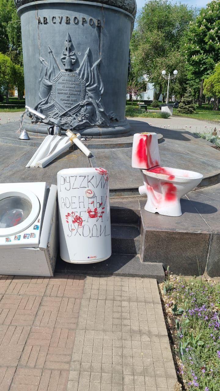 В Ізмаїлі сталася надзвичайна подія: невідомі принесли до пам’ятника Суворову побутову техніку