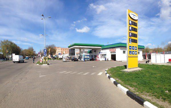 Місцева мережа АЗС продає в Рівному бензин за готівку