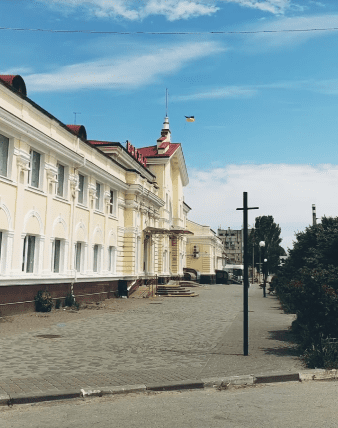 У Херсоні на вокзалі майорить прапор України У Херсоні на вокзалі майорить прапор України