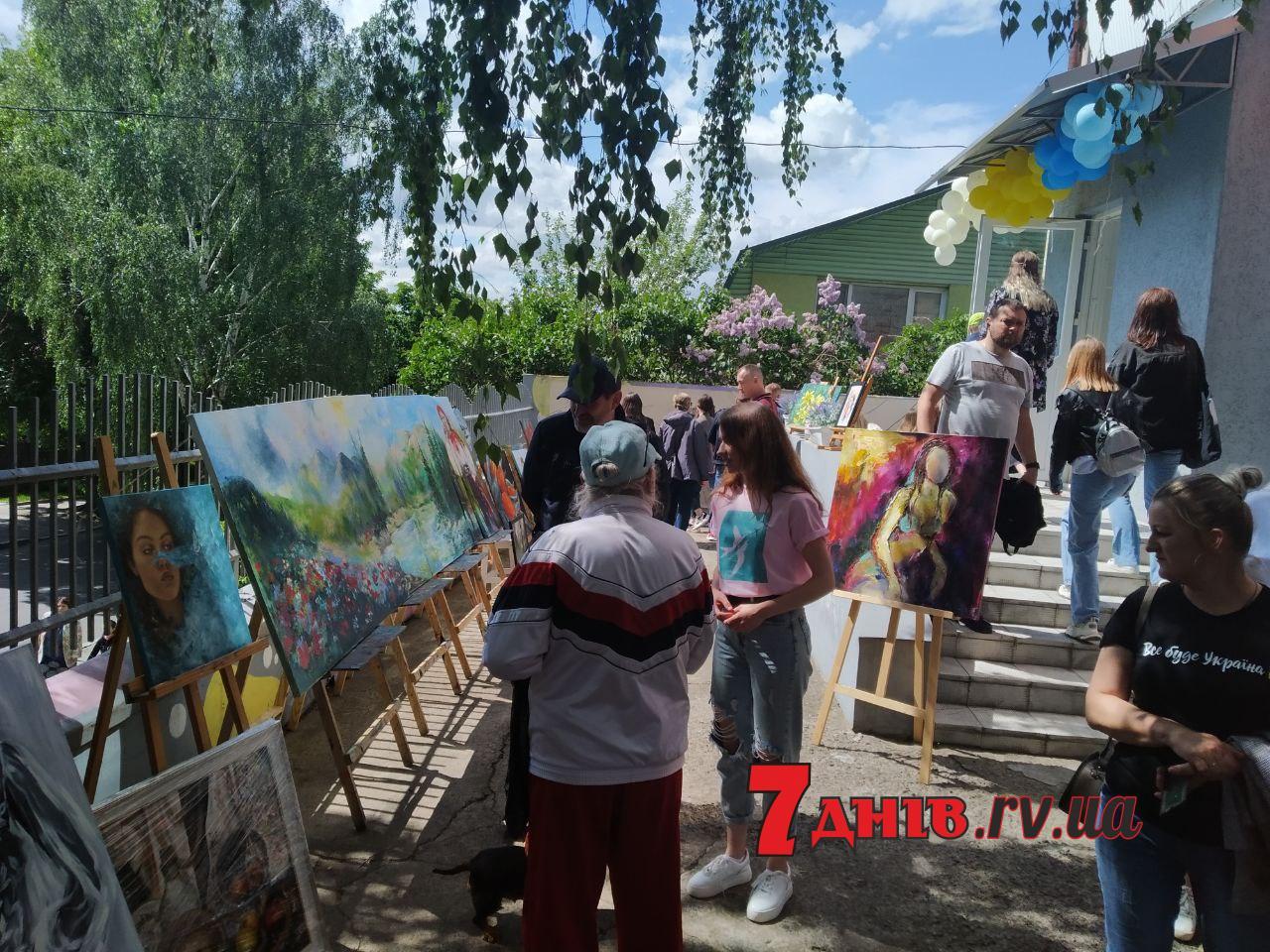 Рівняни ярмаркували та розмалювали кількаметрове полотно з українськими краєвидами