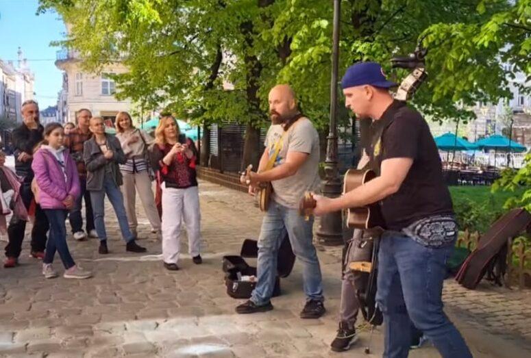 Рівненський гурт влаштував вуличний концерт у Львові