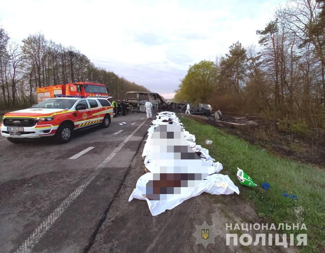 Поліцейські Рівненщини розшукали всіх родичів загиблих в автокатастрофі