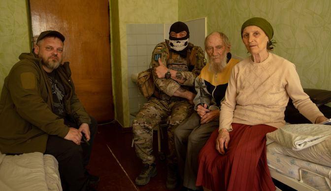 Військові розповіли про долю бабусі з червоним прапором