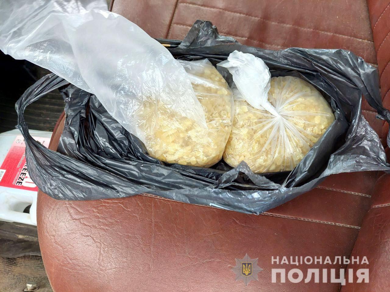 На Рівненщині поліцейські викрили жителя Володимирця на незаконному перевезенні бурштину-сирцю