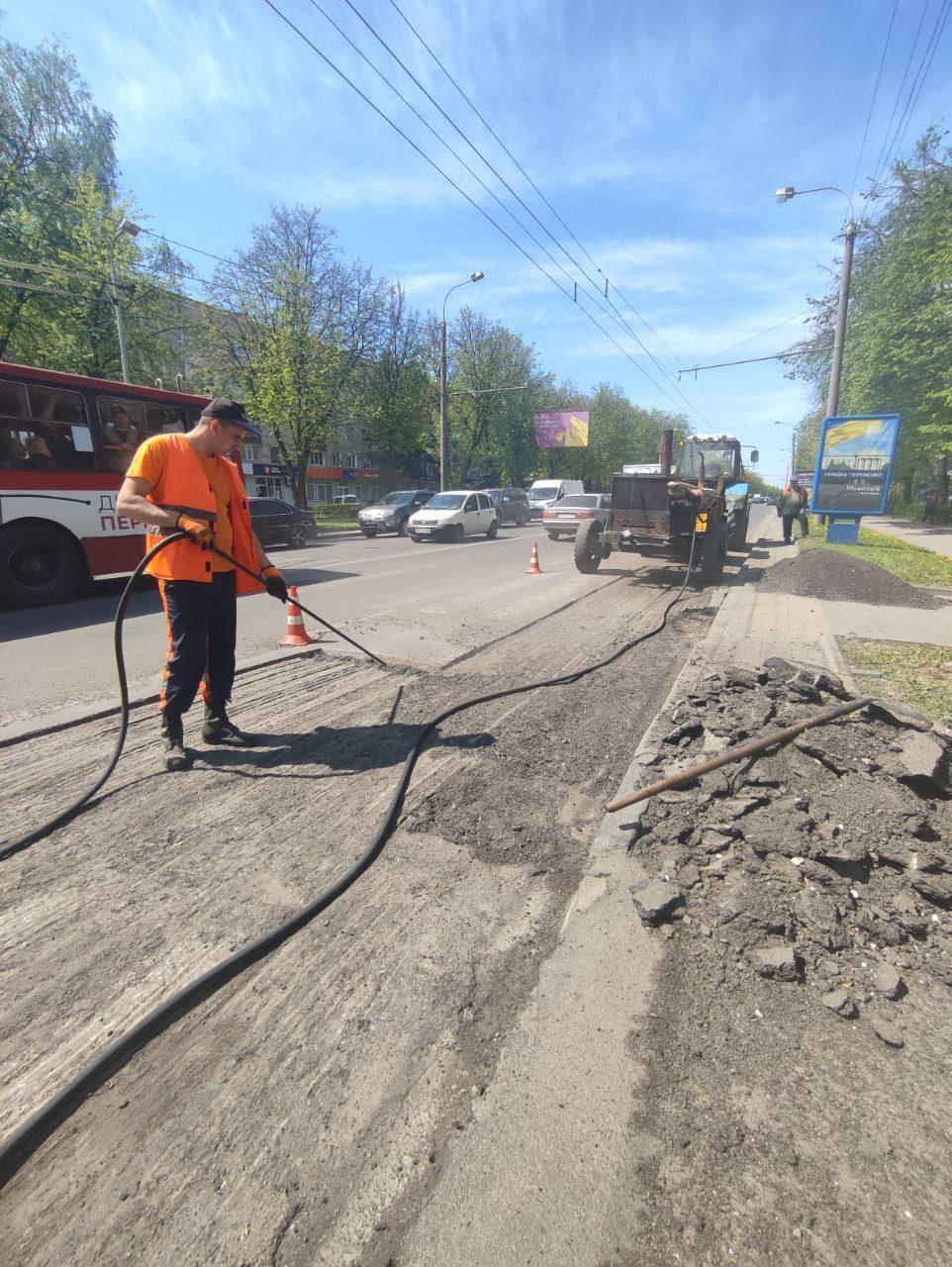 Рівненські комунальники прибирають вулиці