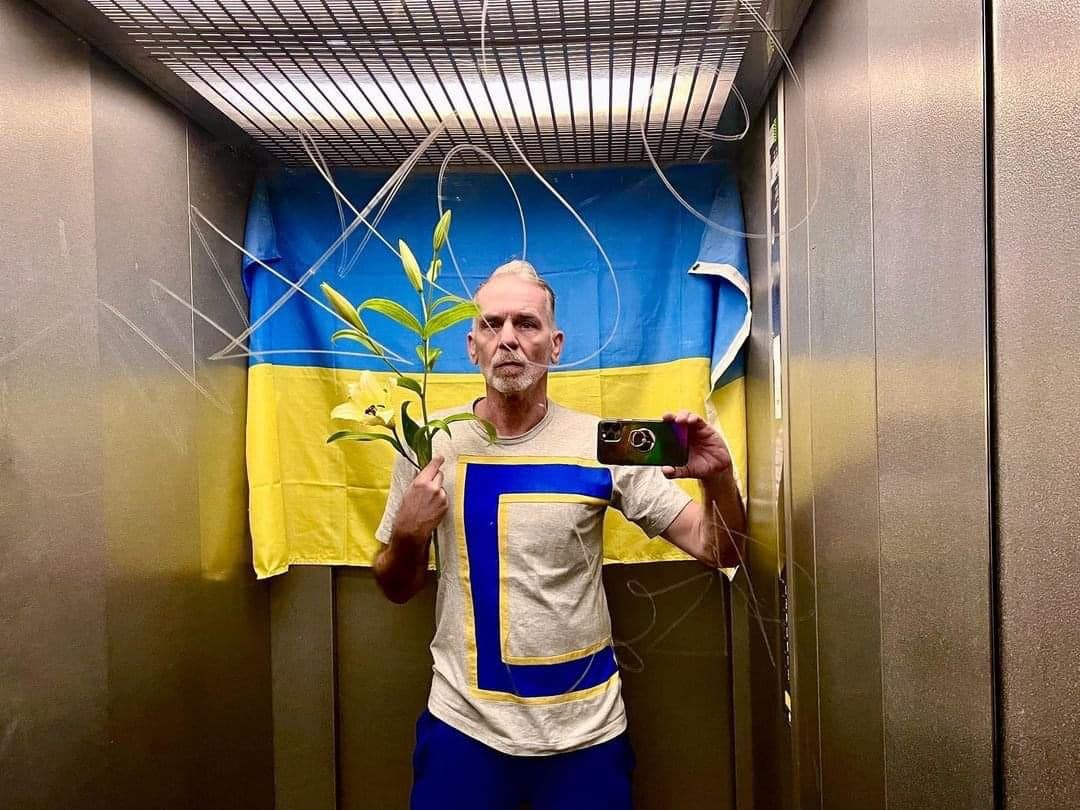 Берлінський стиліст щодня робить селфі в синьо-жовтих кольорах