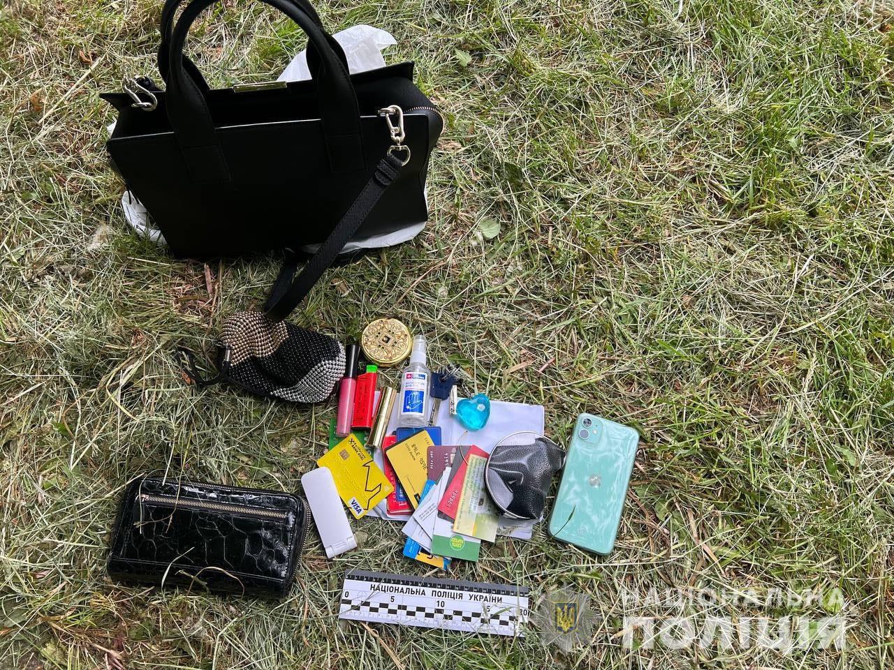 У Рівному на Набережній пограбували жінку