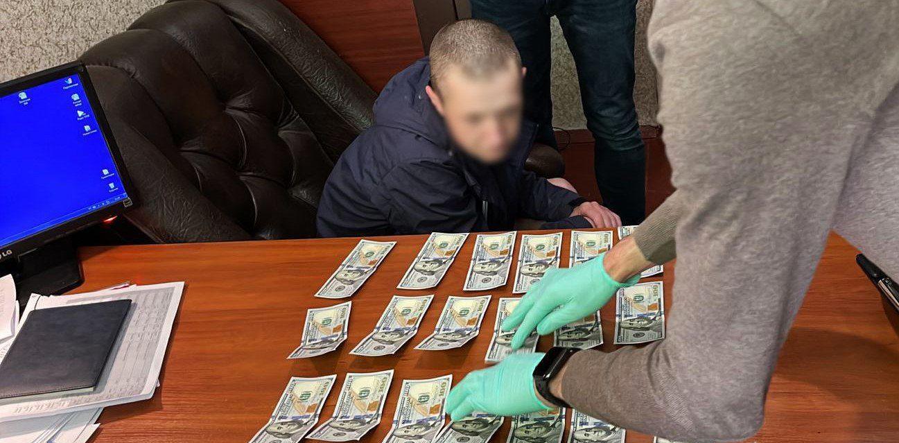 У Рівному затримали чоловіка, який пропонував поліцейському 2 тис доларів США за закриття провадження