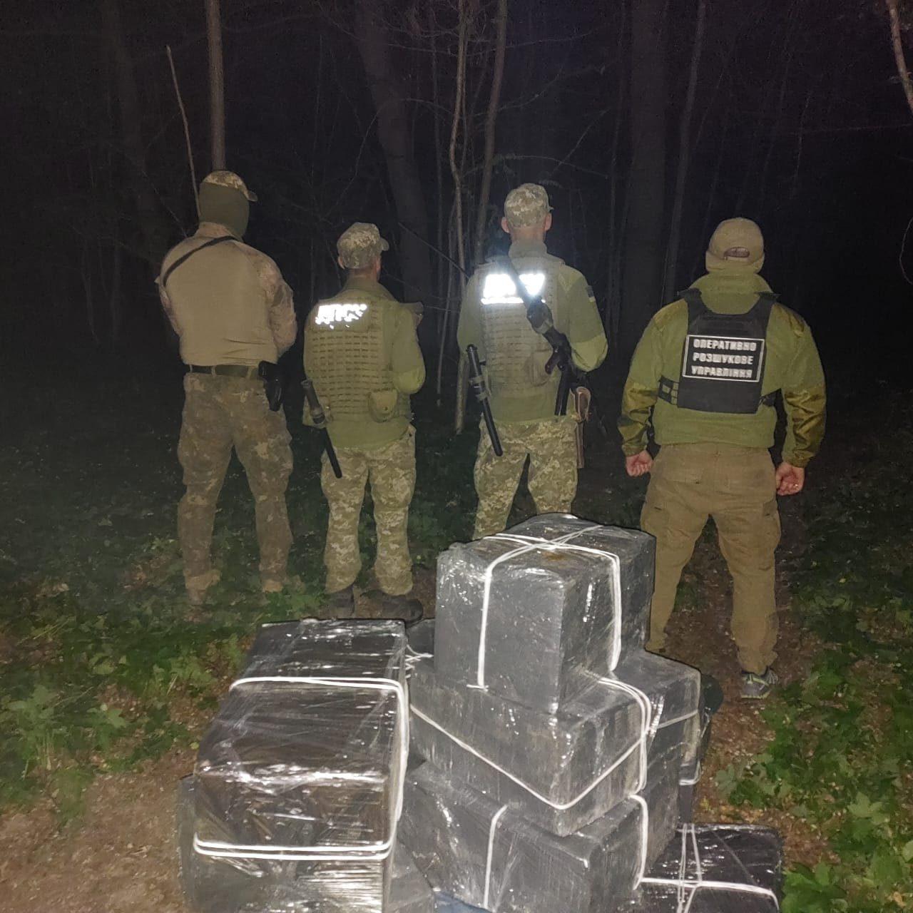 На Закарпатті прикордонники виявили контрабандистів, які несли сигарети до Угорщини