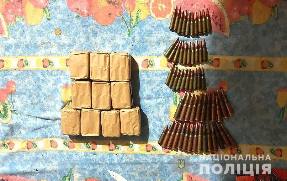 У сімейного дебошира виявили майже 400 патронів та зброю