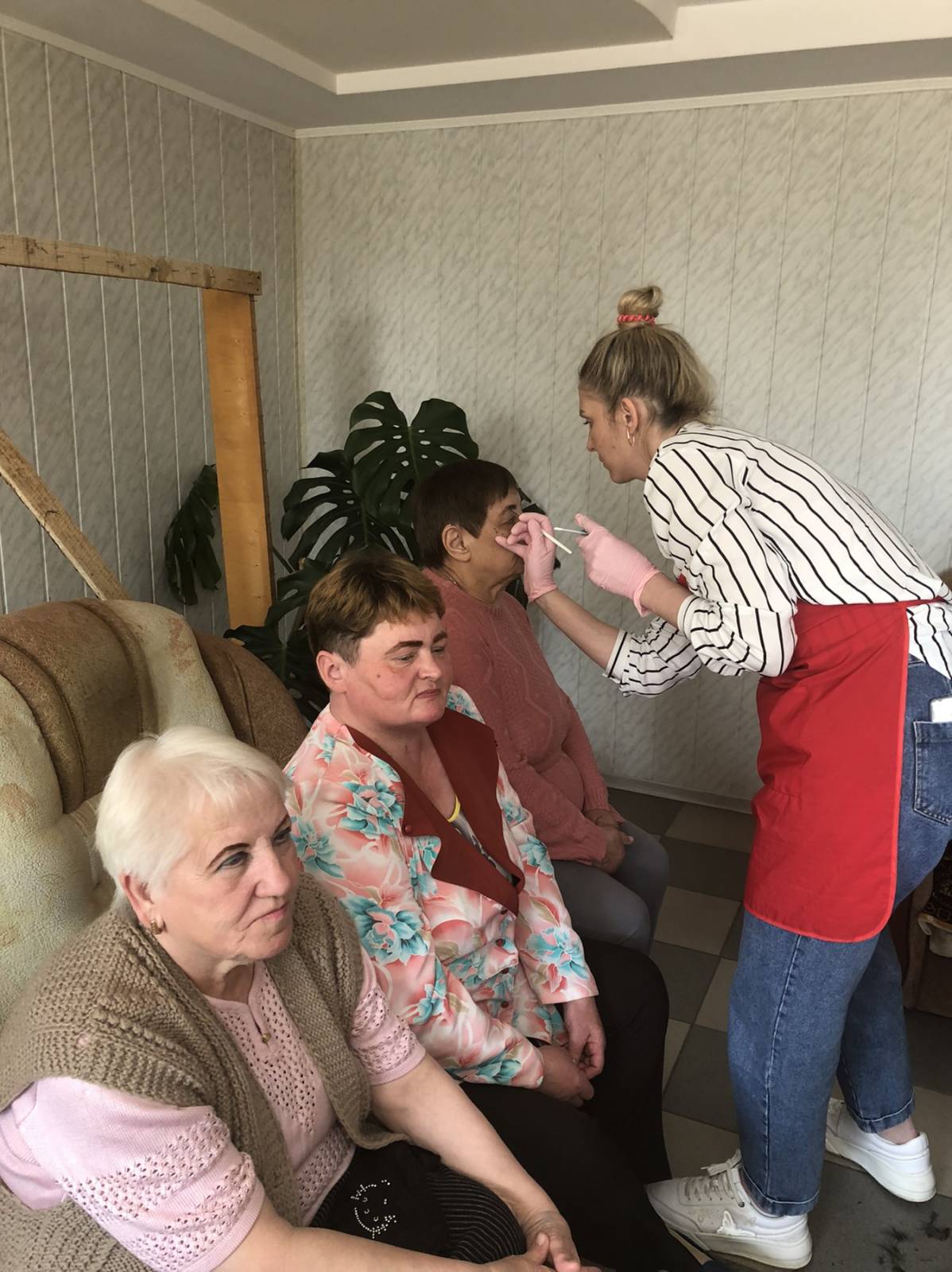 Майбутні перукарі відвідали вимушених переселенців у Здолбунівському пансіонаті