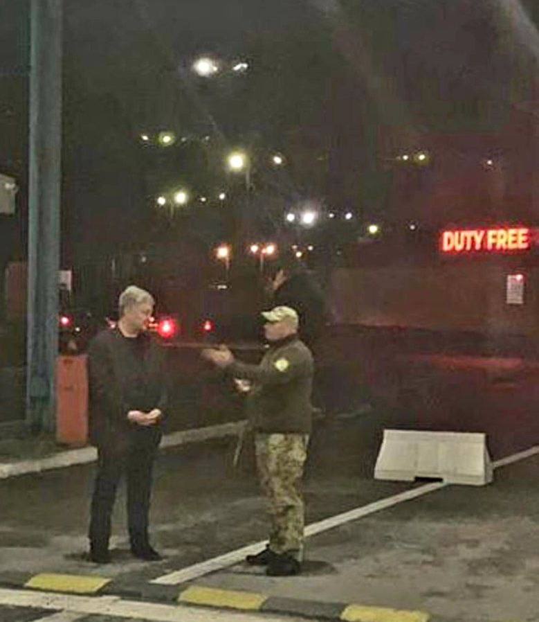 Петру Порошенку не дозволили виїхати з України