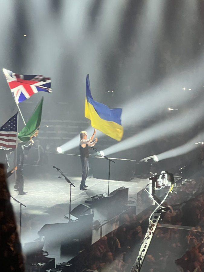 Пол Маккартні на концерті в США вийшов на сцену з прапором України Пол Маккартні на концерті в США вийшов на сцену з прапором України