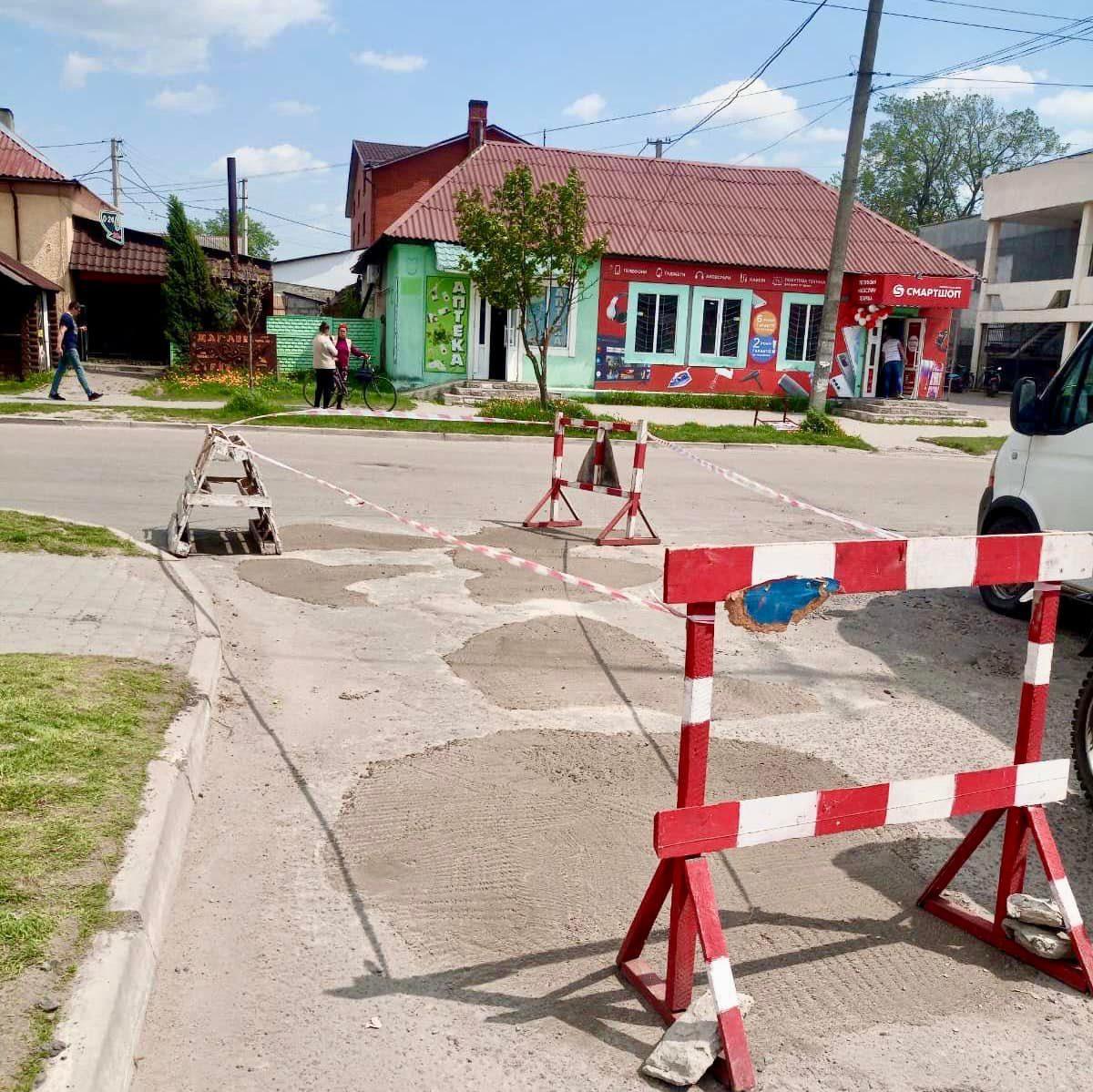 На Рокитнівщині цементують ями на дорогах: асфальтування сьогодні не по «кишені»