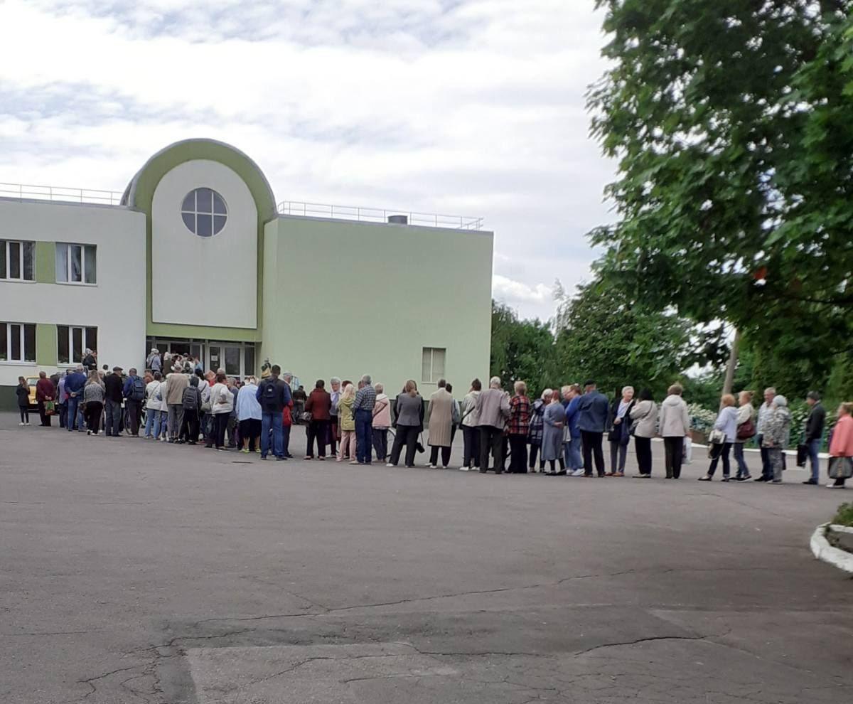 У Рівному утворилися черги з охочих отримати безкоштовне борошно (Фото)