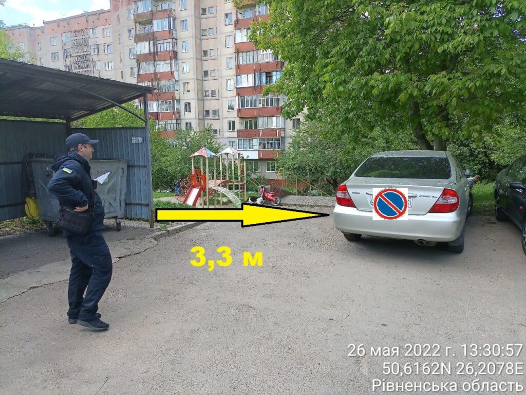 рінве паркування біля смітників