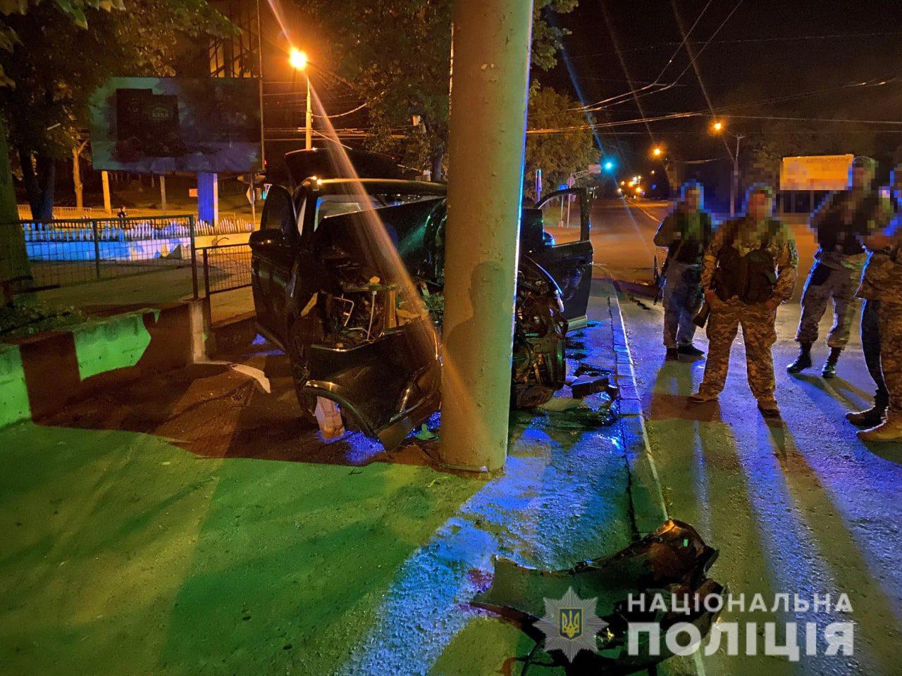 У Рівному автомобіль в’їхав в електроопору