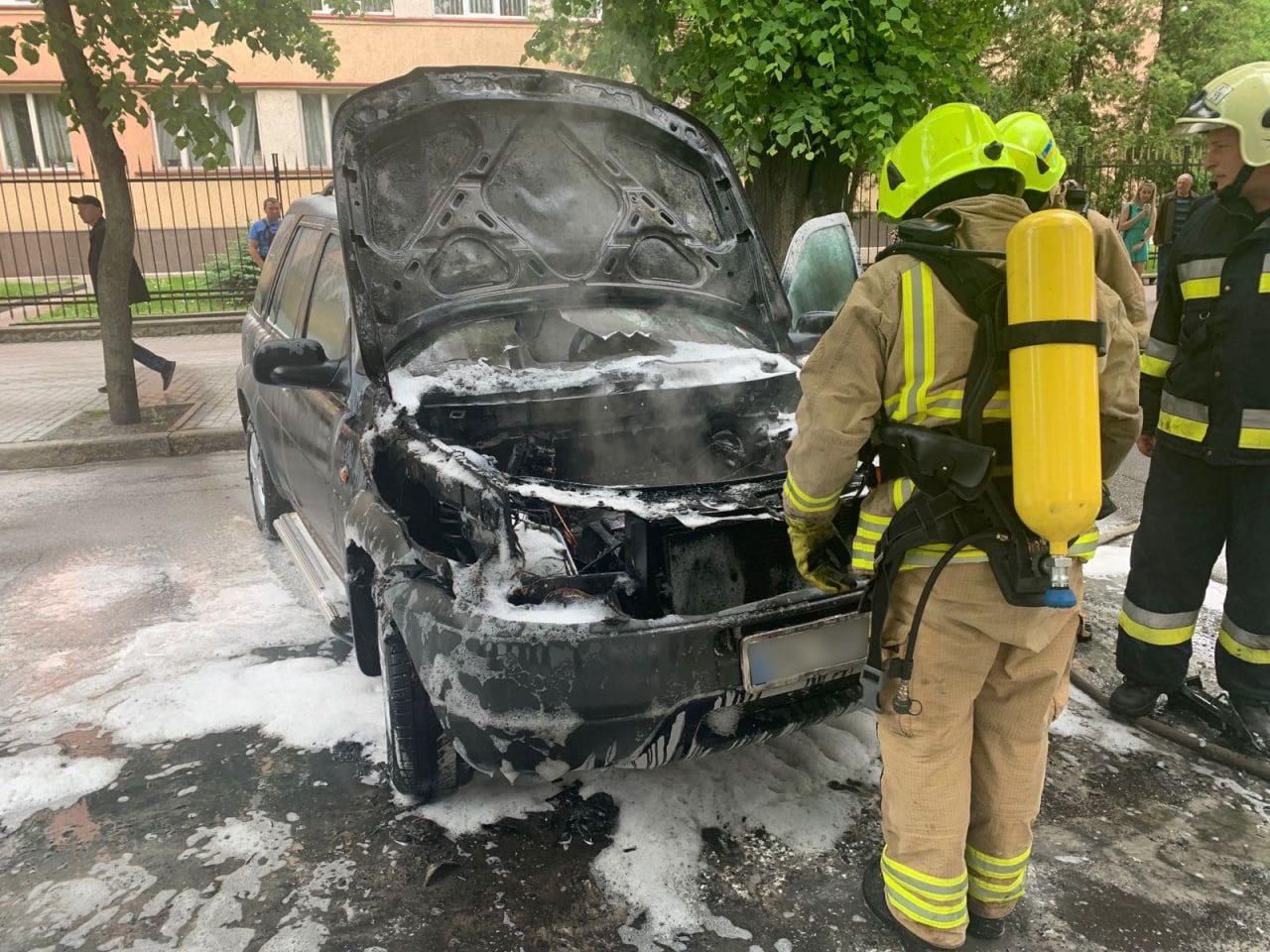 У центрі Рівного вибухнув та загорівся автомобіль