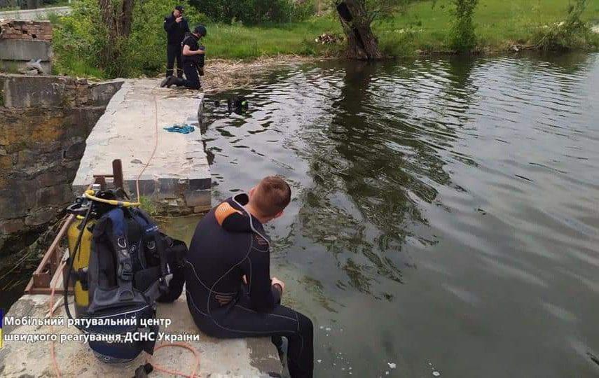Рівненські рятувальники показали, як знищують залишки російських боєприпасів на Київщині