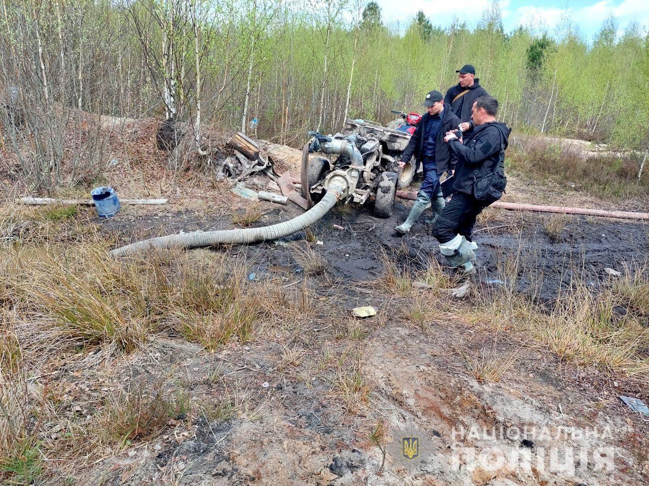 У Сарненському районі поліцейські викрили старателів на незаконному видобутку бурштину