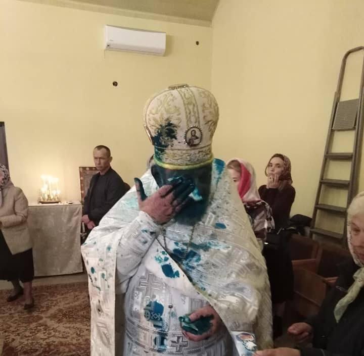 На Львівщині священника облили зеленкою