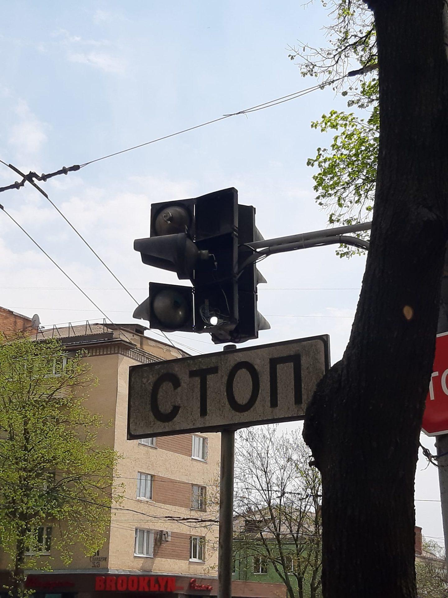У Рівному водій вантажівки пошкодив світлофор