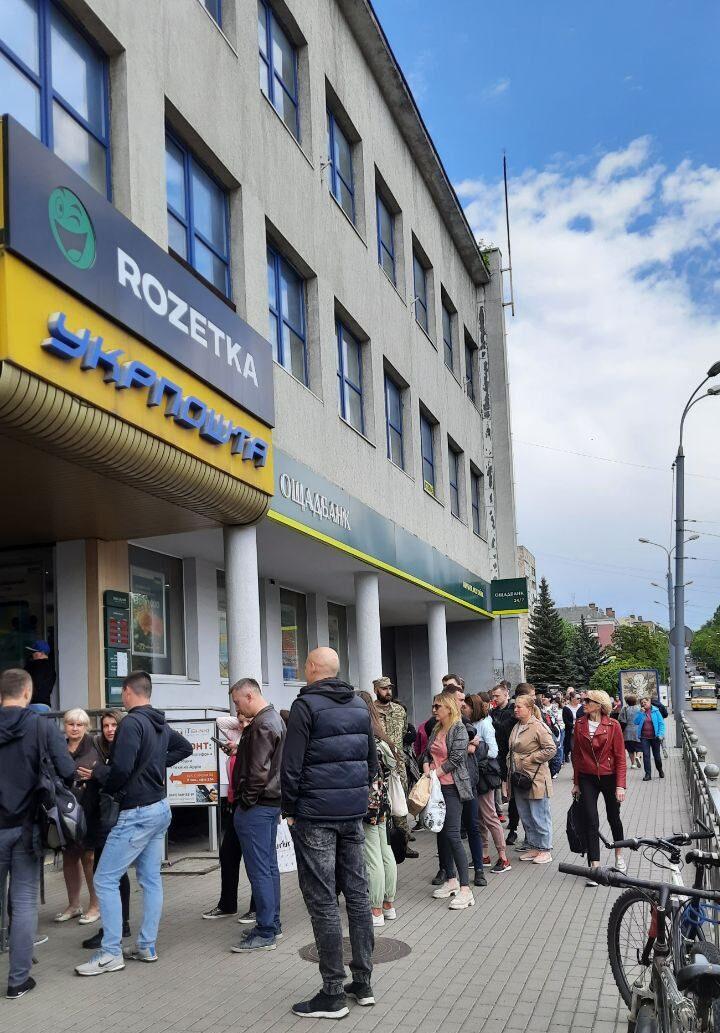 У Рівному біля Укрпошти утворилася черга за марками (Відео)