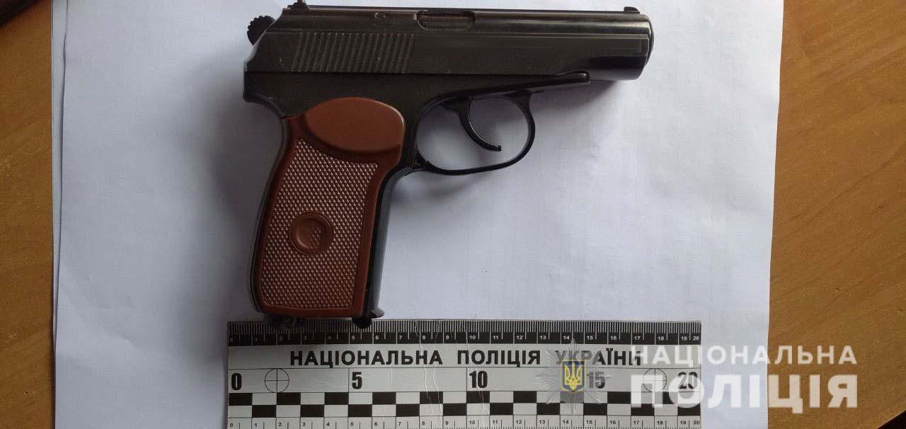 Захищаючи доньку, батько наніс тяжкі тілесні ушкодження жителю Вараського району Захищаючи доньку, батько наніс тяжкі тілесні ушкодження жителю Вараського району