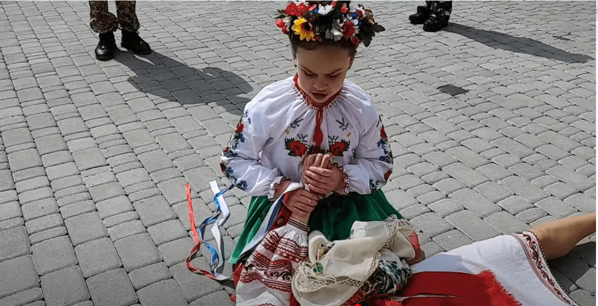 Відео школярів з Тернопільщини, зняте на телефон, стає вірусним (ВІДЕО)