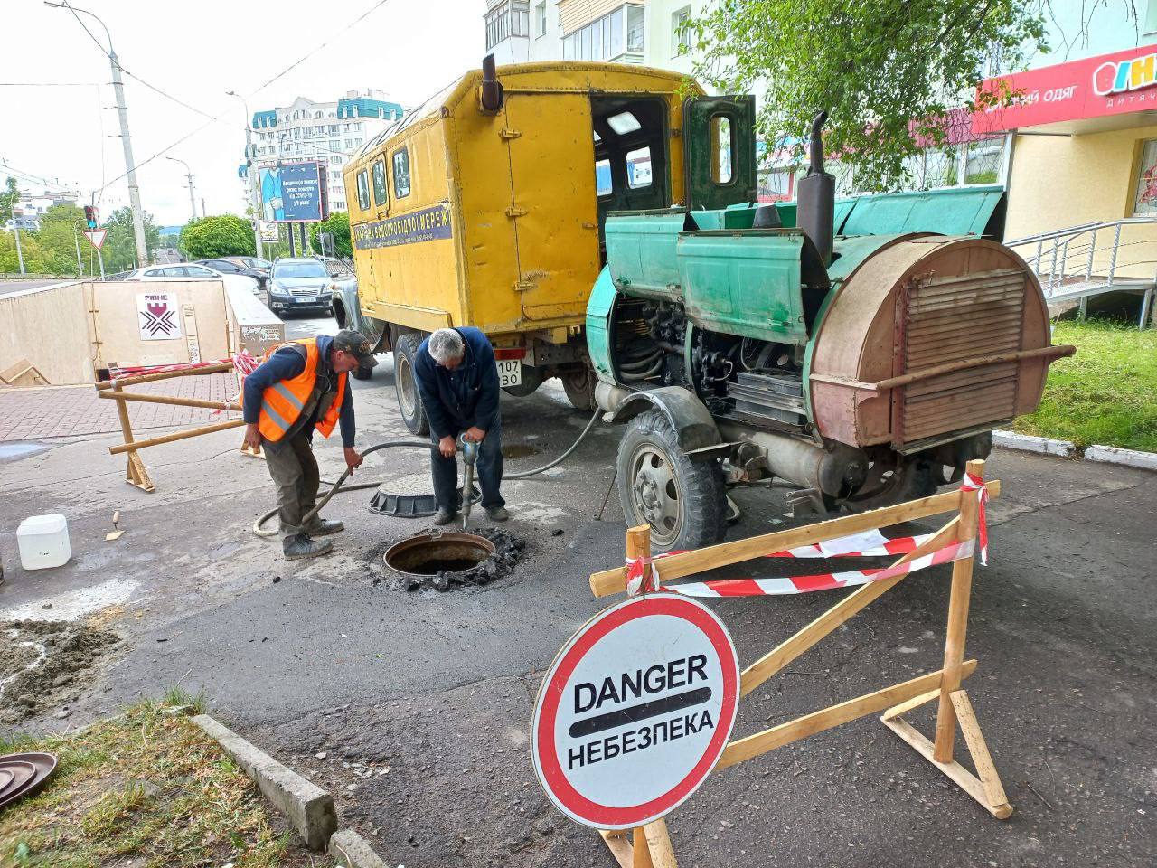 Рівнян закликають повідомляти про крадіжки кришок каналізаційних люків