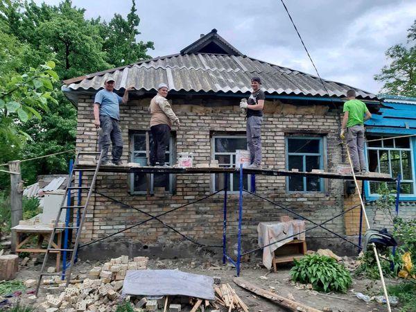 Волонтери-будівельники з Рівненщини ремонтують зруйноване житло на Чернігівщині