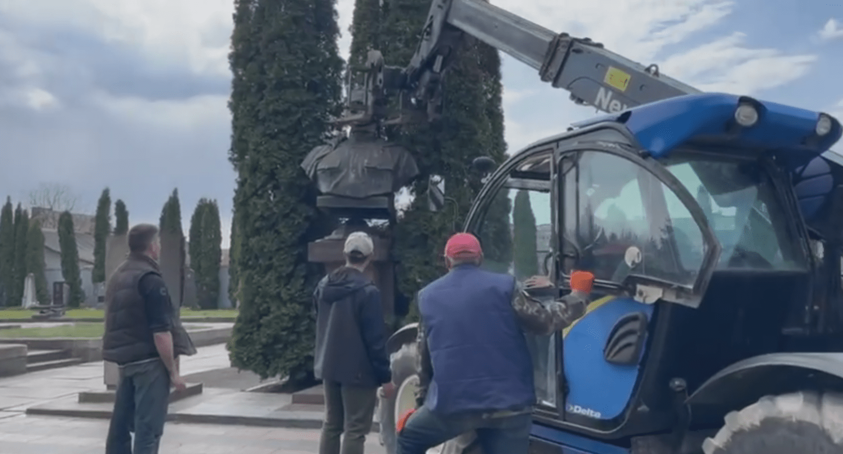 В Рівному демонтували пам’ятник радянському розвіднику (ВІДЕО) В Рівному демонтували пам’ятник радянському розвіднику (ВІДЕО)