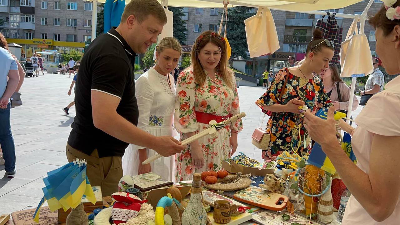 Біля «Злати Плази» у Рівному наярмаркували на 160 тисяч гривень (фото)