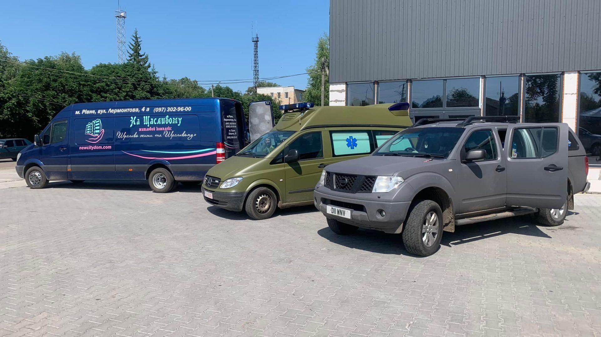 Депутату Рівнеради, що воює на фронті, доставили дві автівки та необхідні речі з Рівного (фото)