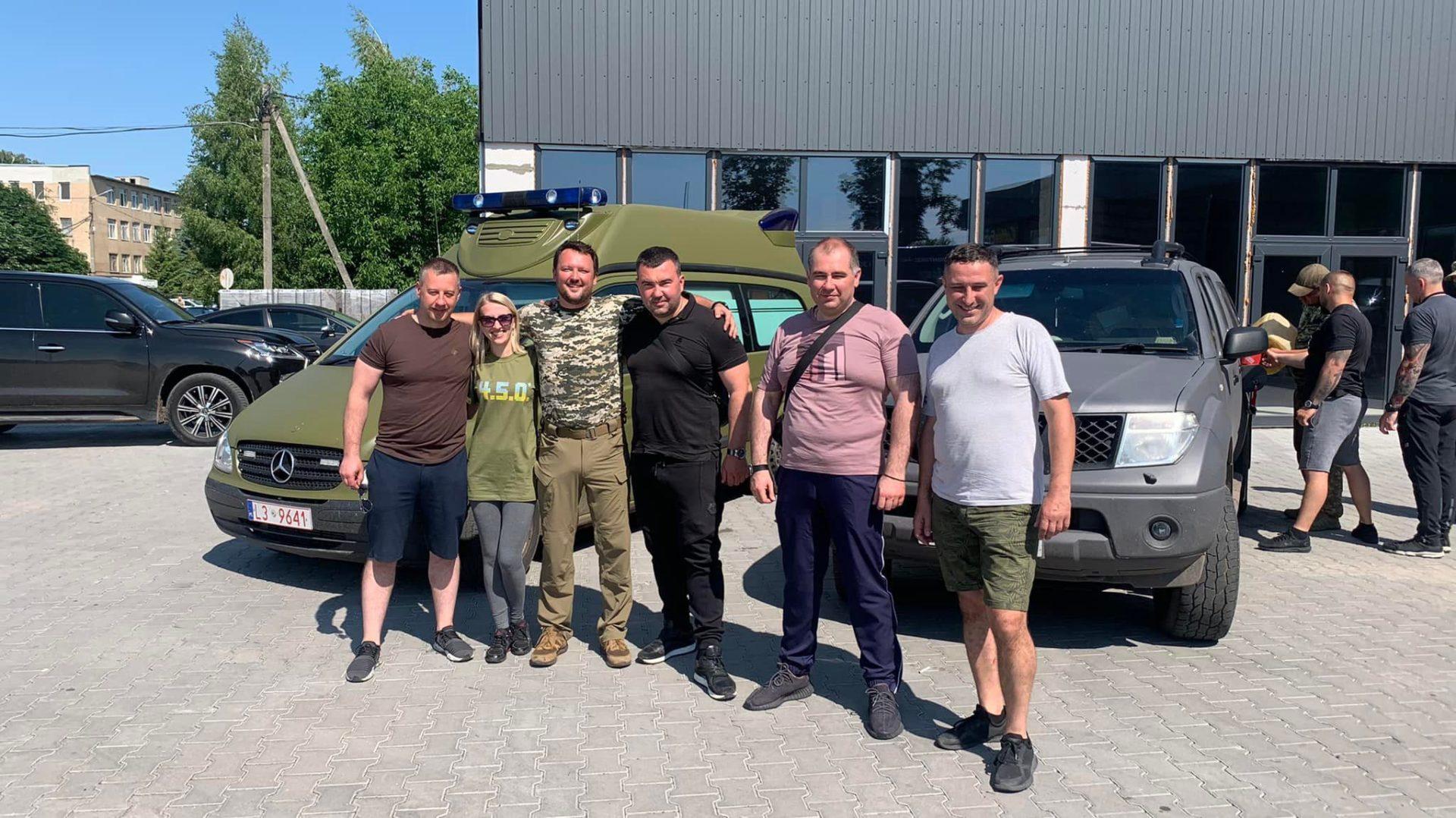 Депутату Рівнеради, що воює на фронті, доставили дві автівки та необхідні речі з Рівного (фото)