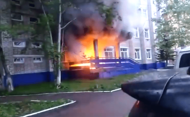 В росії невідомий чоловік підпалив відділення росгвардії В росії невідомий чоловік підпалив відділення росгвардії