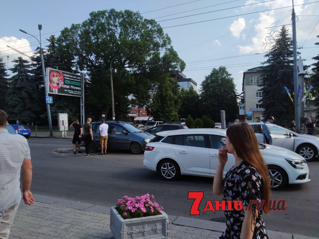 У центрі Рівного трапилась ДТП (Фото)