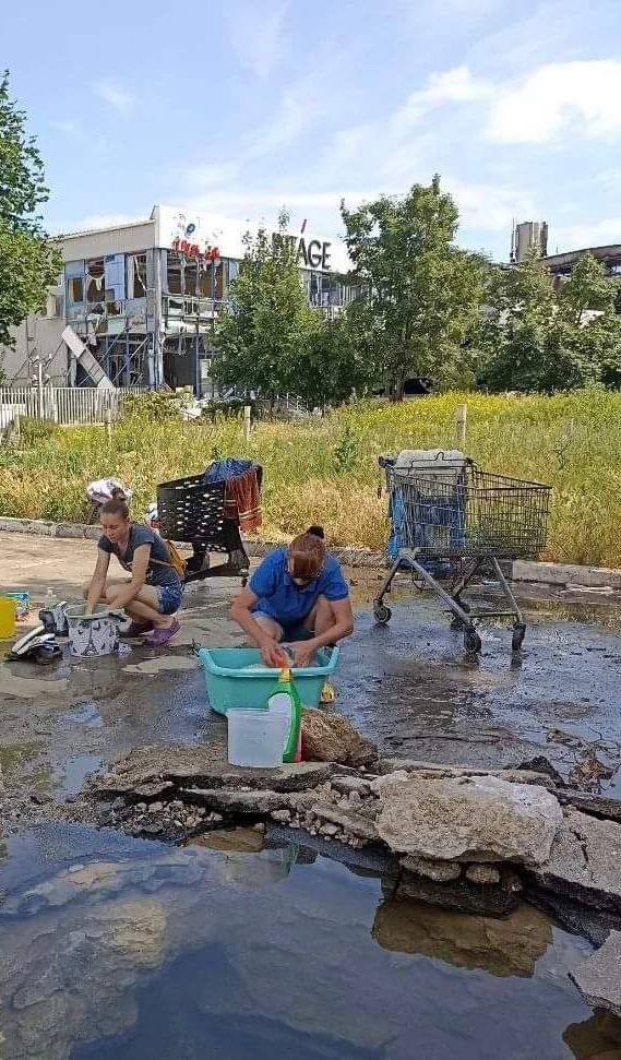 У Маріуполі люди перуть речі у дощовій воді