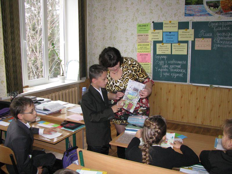 А за порогом школи – чужомовний мотлох