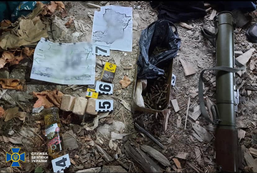 На Рівненщині СБУ виявила тайник з боєприпасами неподалік кордону з Білоруссю (ВІДЕО)