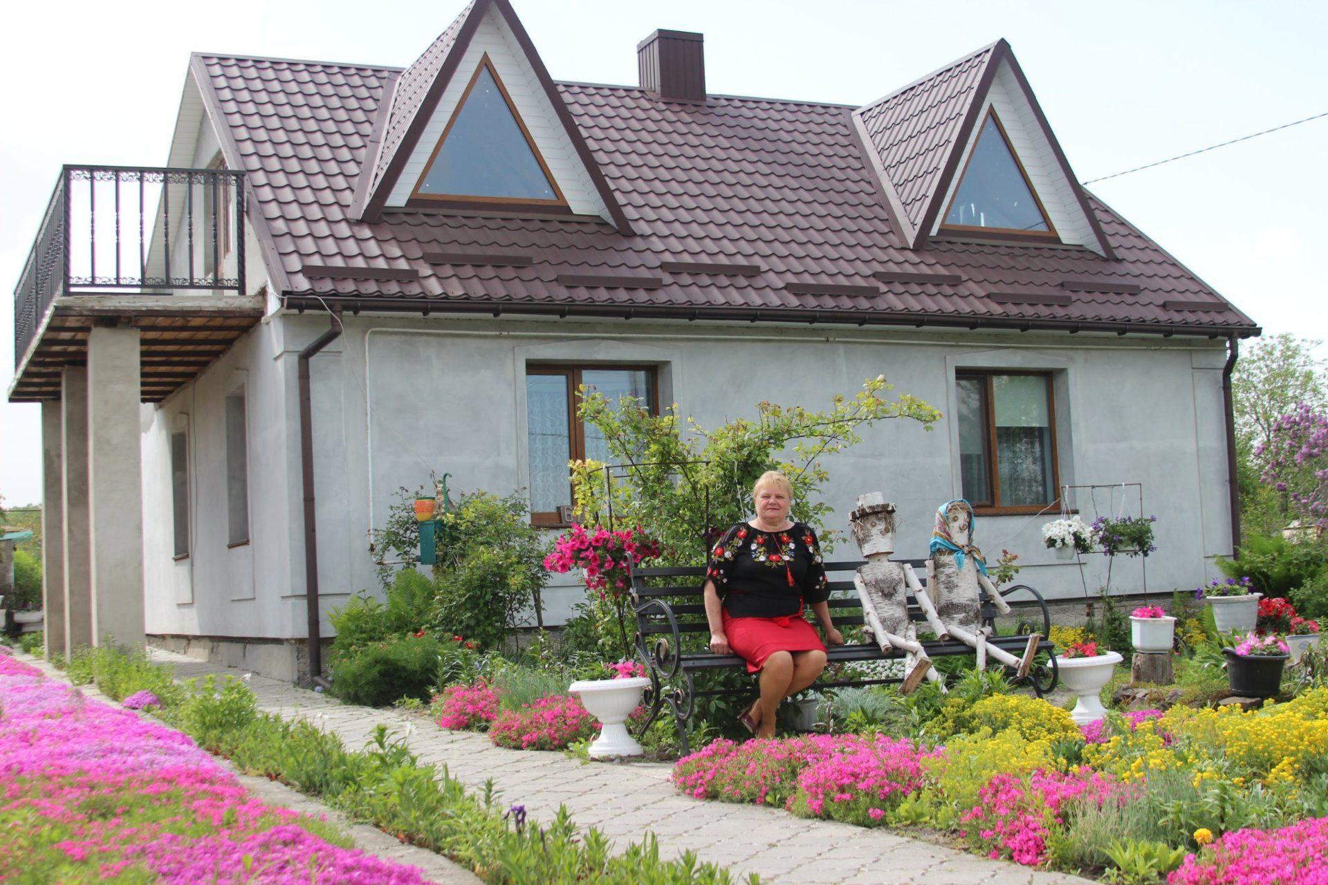 У Костополі жінка влаштувала на подвір’ї квітковий рай У Костополі жінка влаштувала на подвір’ї квітковий рай