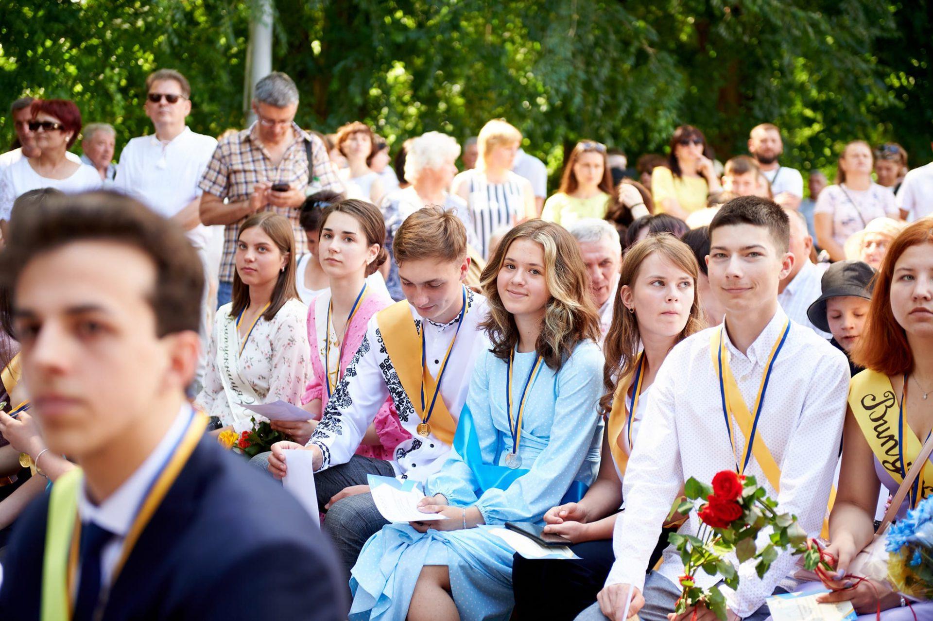 126 золотих та 31 срібна: у Рівному вручили медалі випускникам (+Фото)
