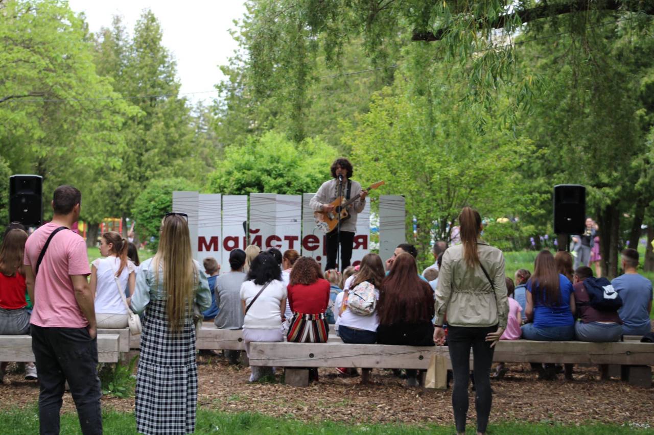 Зібрані на випускний гроші передали на антидронову рушницю