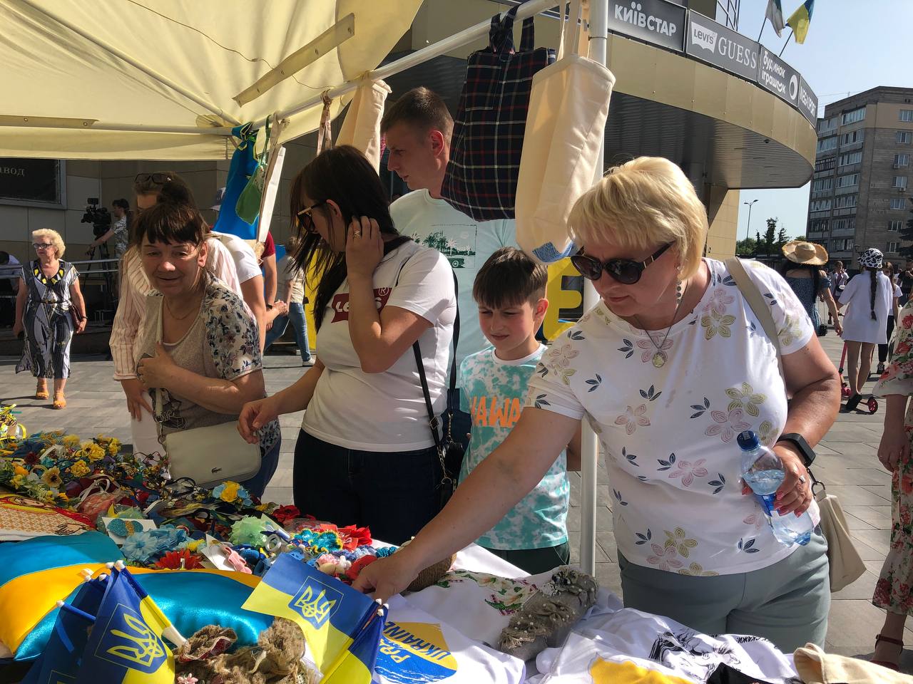 Біля «Злати Плази» у Рівному наярмаркували на 160 тисяч гривень (фото)
