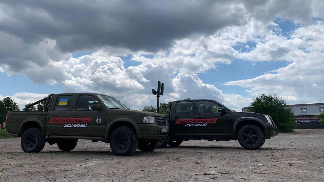 На Рівненщині волонтери-механіки переобладнують авто на «бандеромобілі»