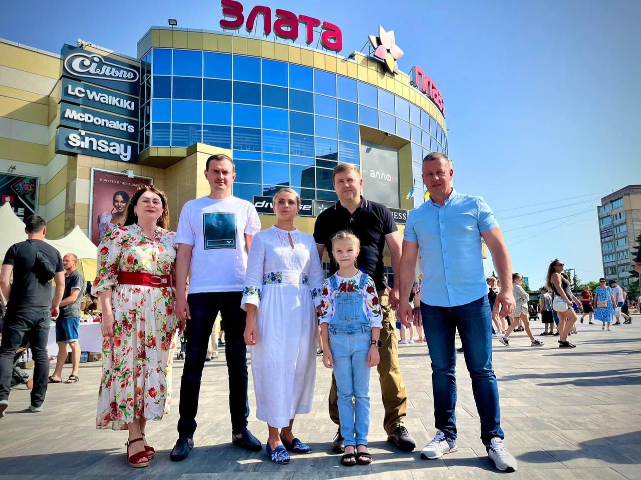 Біля «Злати Плази» у Рівному наярмаркували на 160 тисяч гривень (фото)